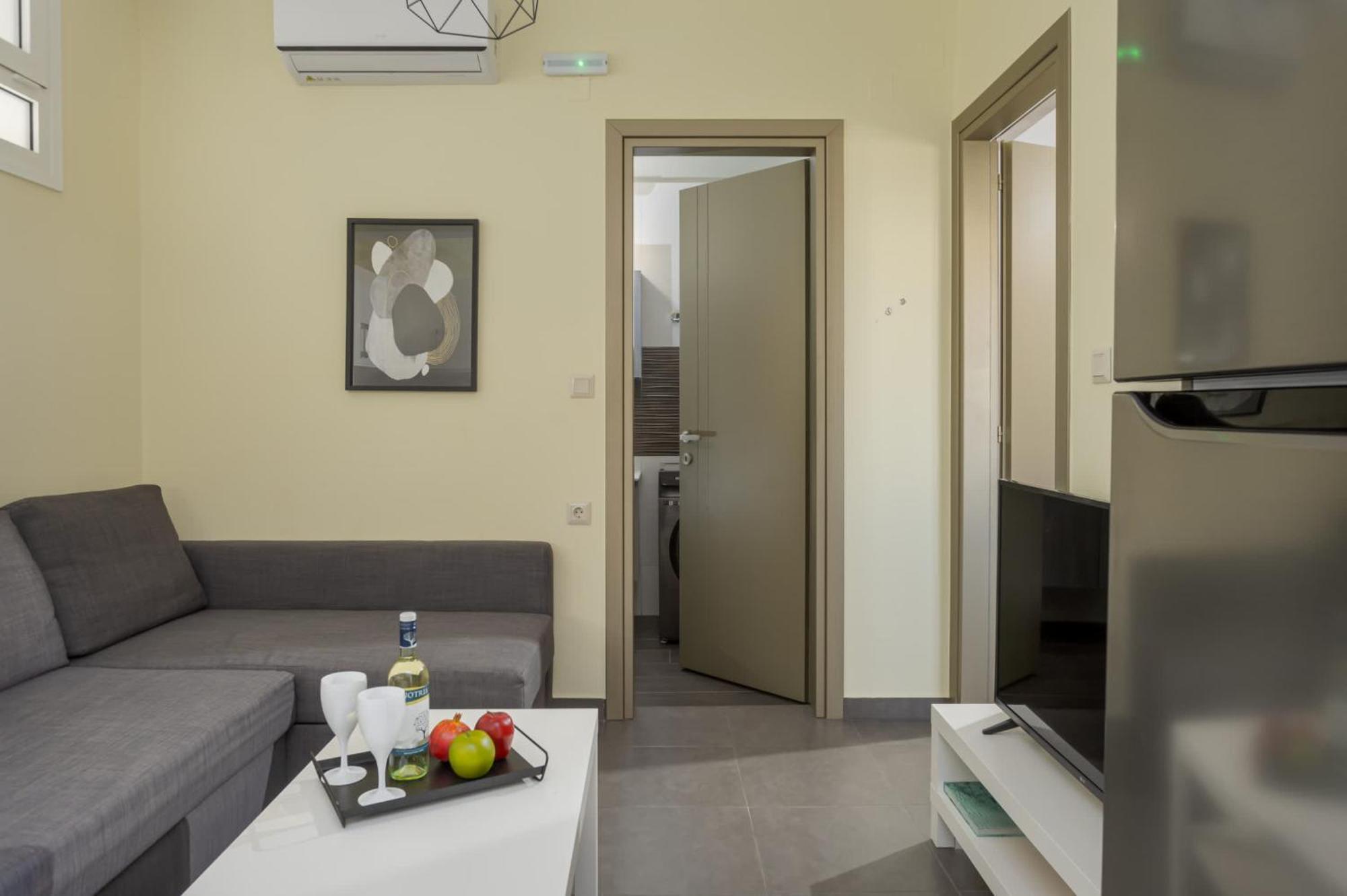 Cozy 1-bedroom Boutique With A Patio Apartment Heraklion (Crete)